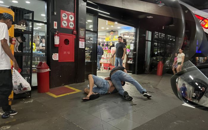 Confusão tirou a paz de quem fazia  compras quinta à noite (Foto: Ana Júlia Kamchen) 