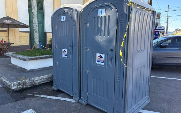 Dois banheiros químicos foram instalados no Mercado Público de Itajaí (Foto: Divulgação/Prefeitura de Itajaí)