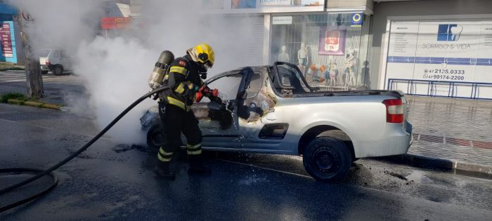 Fogo destruiu a cabine do motorista (Foto: Divulgação/CBMSC)