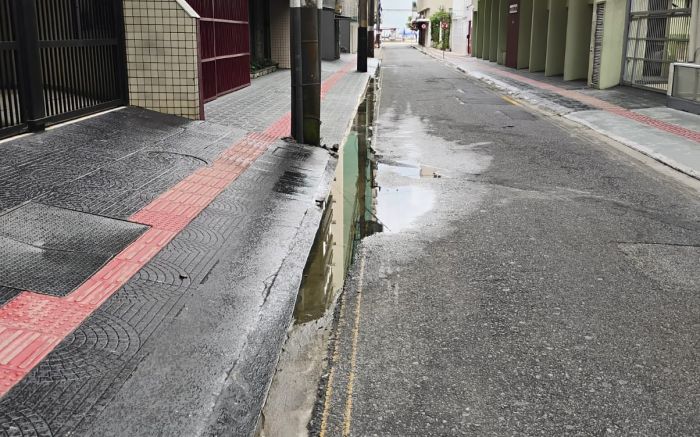 Emasa resolveu o problema na semana passada, mas esgoto voltou a vazar (Foto: Leitor)