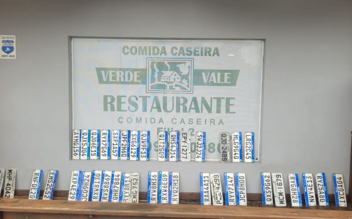 Placas arrancadas pela força da água estão à disposição dos motoristas (Foto: Leitor)