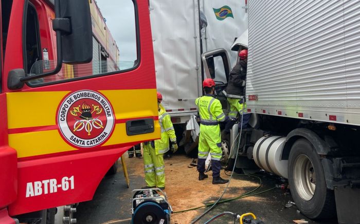 Batida entre dois caminhões deixa motorista ferido em Barra Velha (Foto: Corpo de Bombeiros)