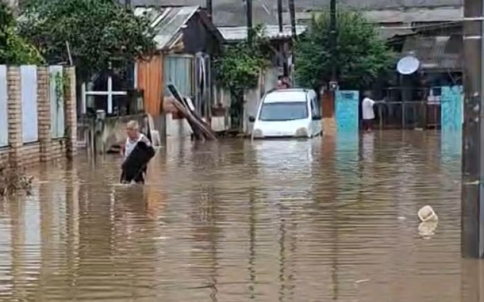 Moradores afirmam que, em 50 anos, nunca viram um alagamento dessa proporção no local (Foto: Leitor)