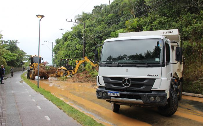 Caminho para Cabeçudas foi liberado após deslizamento de terra (Foto: Divulgação PMI)