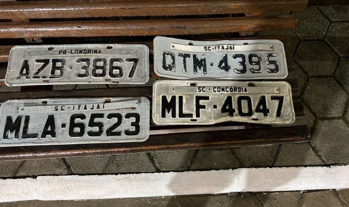 Motoristas podem procurar sua placa na rua 13 de maio, na Autoescola Itajaí Tadeu (Foto: Autoescola Itajaí Tadeu) 