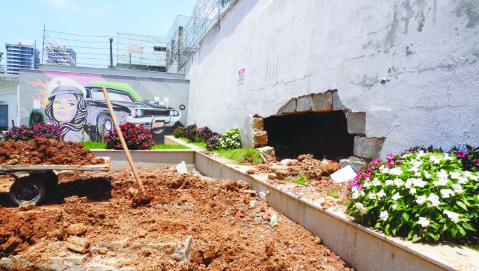 Síndico diz que há jogo de “empurra” entre prefeitura e construtora pra obra de contenção e drenagem (Foto: João Batista)