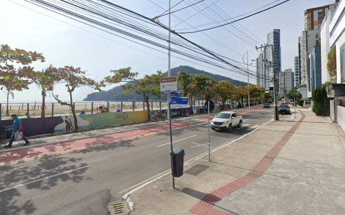 Avenida Atlântica está em meia pista para obras na tubulação (Foto: Reprodução/Google Street View)