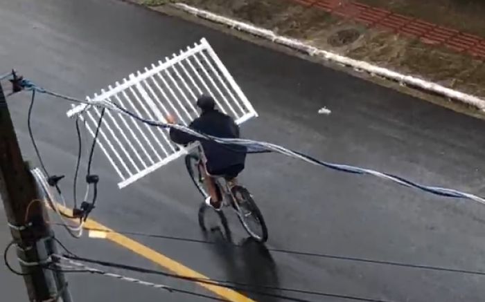 Ladrão fugiu de bicicleta com portão furtado (Foto: Reprodução)