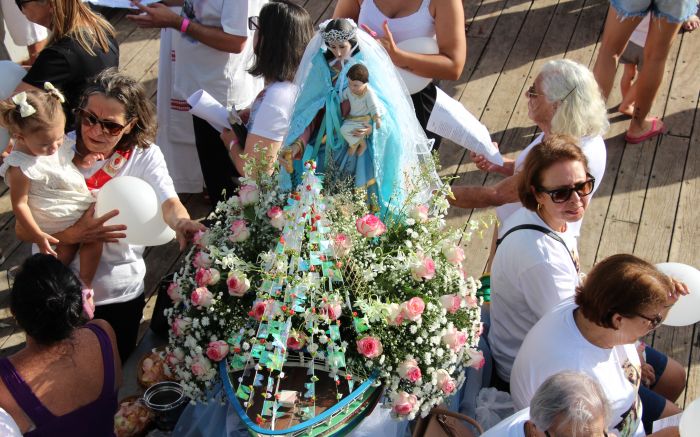 Fiéis se preparam para a tradicional procissão por terra e mar em homenagem a Nossa Senhora (Foto: Prefeitura de Bombinhas)