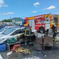 Carrinho de lanche pega fogo perto da arena de vôlei   