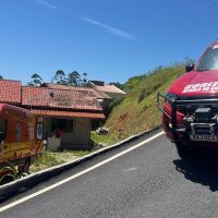 Homem corta o bumbum após cair de telhado em Ilhota