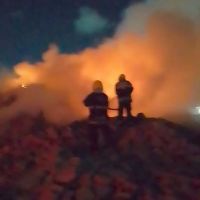 Incêndio gigante destrói terreno com entulhos no Cordeiros