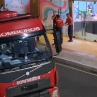 Bombeiros deixam viatura aberta para participar de festa infantil em Balneário Camboriú