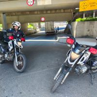 Caminhão entalou no viaduto da rua 3700  