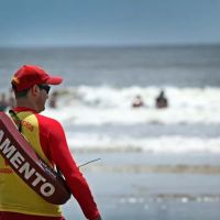 Turista argentina cai de paraquedas no mar em Porto Belo