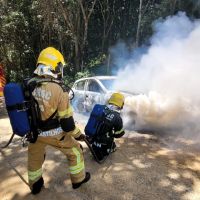 Carro com quatro pessoas pega fogo na subida do Morro da Antena