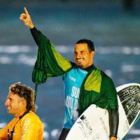 Ítalo Ferreira conquista a etapa de Abu Dhabi do Mundial de surfe