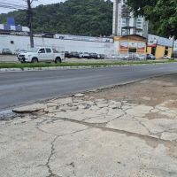 Moradora reclama de calçada quebrada na Contorno Sul