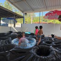 Creche do município inventa mini-piscinas com pneus, lona e água fresca