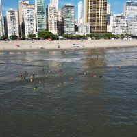 Balneário Camboriú oferece aulas gratuitas de natação na praia