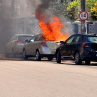 Urgente: Carro pega fogo em frente à igreja Luterana