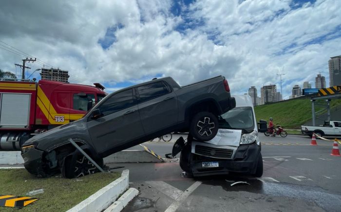 Caminhonete Ram ficou sobre van após colisão em viaduto de acesso a Itapema (Foto: Divulgação CBMSC)