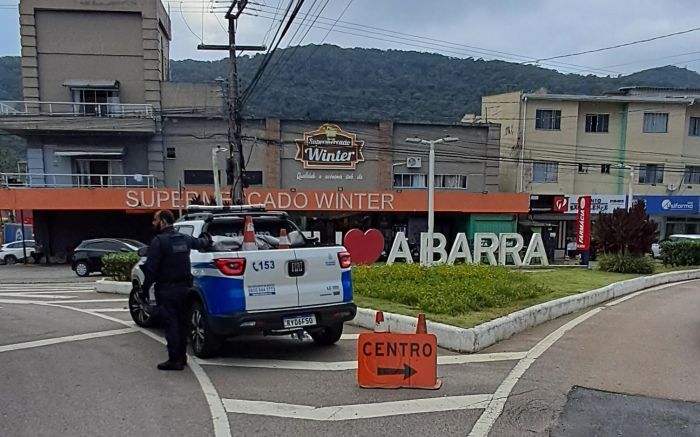 Bloqueio total segue até as 11h30 (Foto: Divulgação/PMBC)