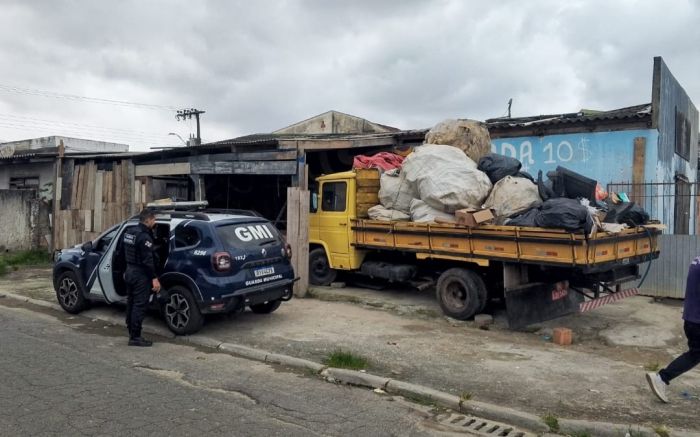 Um ferro-velho foi multado em R$ 24 mil (Foto: Divulgação/PMSC)