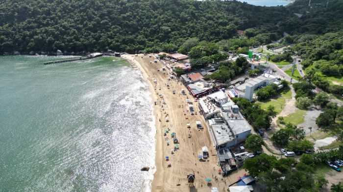 Praia de Laranjeiras é uma das mais procuradas do litoral catarinense (Foto: Gustavo Martuffi)