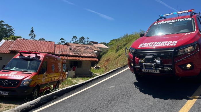 Homem fazia reparos no telhado quando estrutura cedeu (Foto: Divulgação/CBVI)