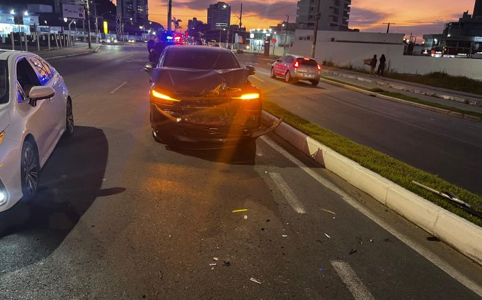 Homem perdeu o controle do carro e invadiu a pista contrária (Foto: Divulgação/GMI)