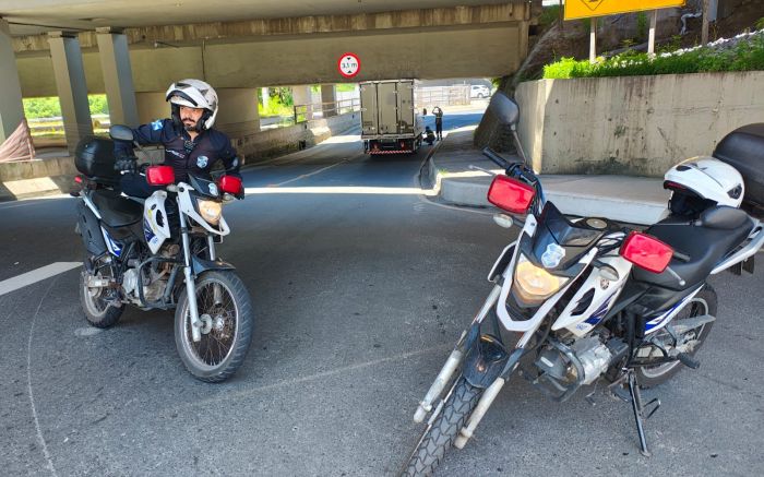 Caminhão entalou em vão de viaduto de 3,1 metros (Foto: Divulgação GMBC)