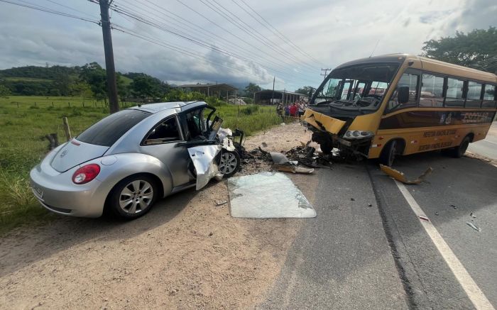 Transporte escolar não levava nenhuma criança no momento da colisão (Foto: Divulgação/CBMSC)