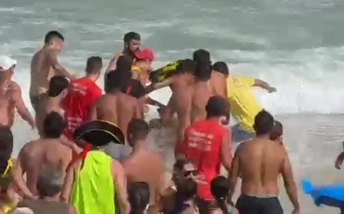 Turista caiu da prancha, bateu na bandeira de sinalização e agrediu o guarda-vidas (Foto: Reprodução/Internet)