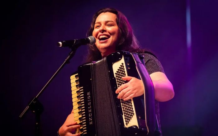 Natural de Sombrio, a cantora cresceu em Balneário Camboriú e iniciou cedo na música (Foto: Divulgação)
