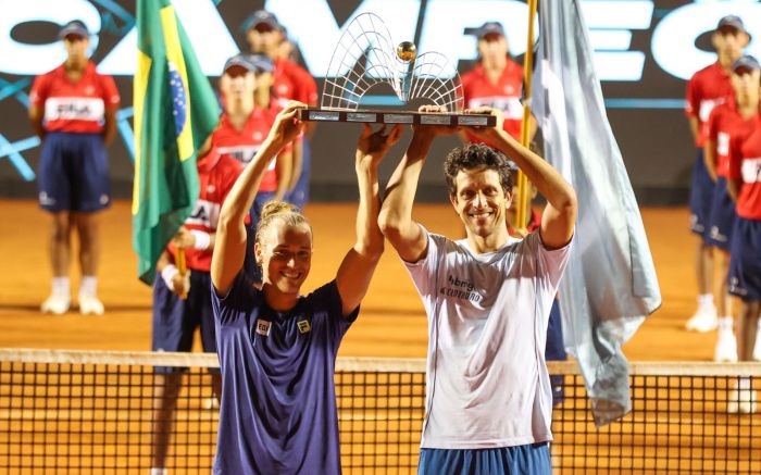 Matos (à esquerda) e Melo levantaram o troféu já na madrugada de domingo (Fotojump)