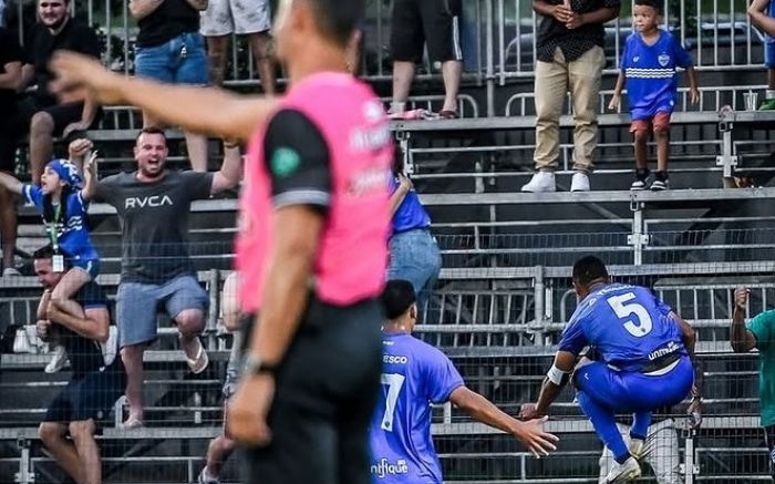 Imagens mostram árbitro Bráulio da Silva Machado validando o gol do Barra (Foto: Tiago Winter)