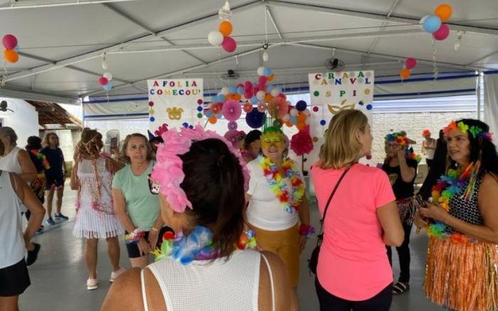 Folia toma conta da secretaria da Pessoa Idosa nesta quinta-feira (Foto: Divulgação/Jeane Munaretti)