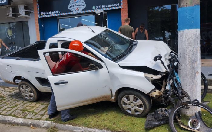 Ocorrência foi registrada em frente à barbearia do Nico, que teve sua placa destruída (Fotos: Bombeiros Voluntários/Divulgação)