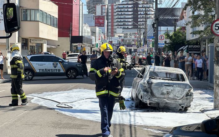 Incêndio carro rua José Bonifácio Malburg (Foto: Anderson Davi)