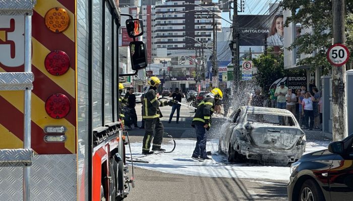 Cobalt foi destruído pelas chamas (Foto: Anderson Davi)