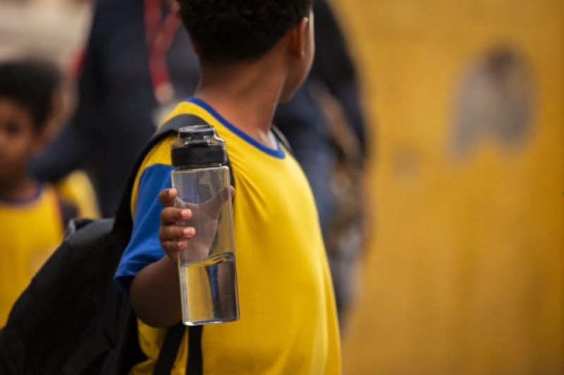 Davi, aluno da escola José Escobar, não dispensa a garrafa de água para se hidratar durante a aula (Foto: José Cícero / Agência Pública)