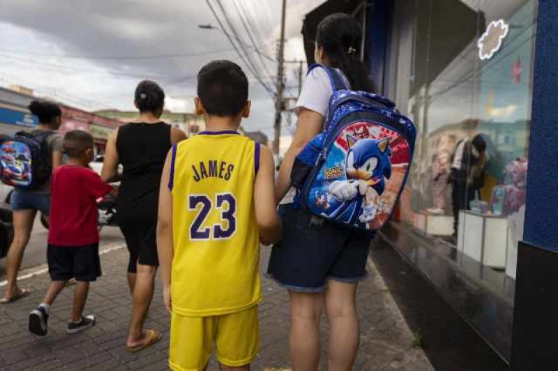 Miguel pediu à mãe para ir à escola de regata, bermuda e sandálias, na tentativa de amenizar o calor dentro da sala de aula (Foto: José Cícero/Agência Pública)