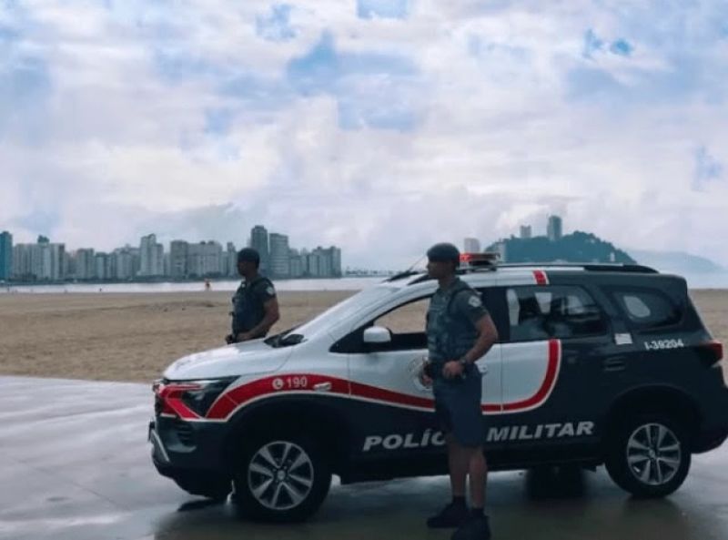 PMs levaram motorista para terreno baldio antes da prisão. Ele diz ter sido coagido a entregar drogas e armas à polícia (Foto: Reprodução Polícia Militar de São Vicente)