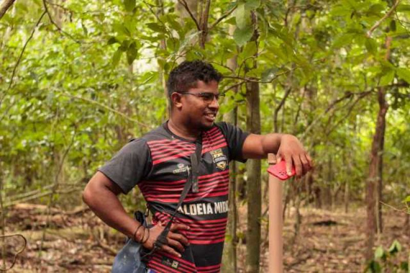 Josiel Juruna, coordenador do Mati apoia-se no piezômetro, equipamento usado para medir o nível do lençol freático na piracema do Odilo