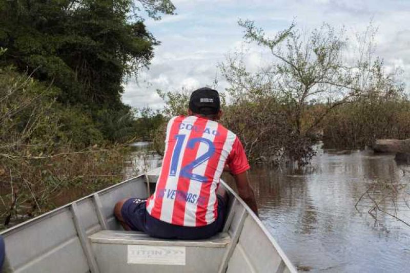 Orlando Rodrigues Lima, filho de Francisco Valeriano e irmão de Sara, rema na canoa da família no rio Xingu