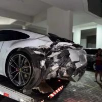 Criança bate carro de R$ 1 milhão em Itapema