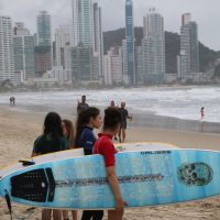 BC tem aulas gratuitas de surfe na praia Central