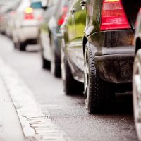 Batida entre carro, carreta e moto causou engarrafamento próximo ao Expocentro