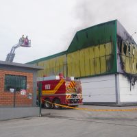 Incêndio destrói autopeças e chega a galpão de logística no Salseiros